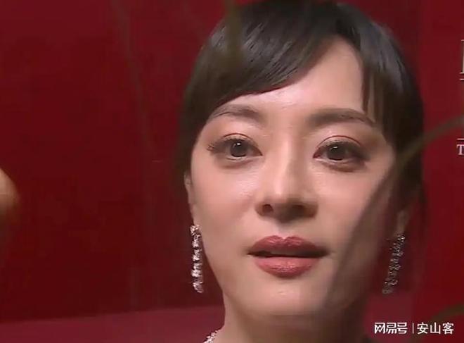 坏杨幂不敢露脸只有赵今麦扛住了！pg电子平台芭莎之夜被镜头签吓(图2)