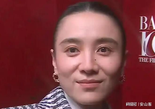 坏杨幂不敢露脸只有赵今麦扛住了！pg电子平台芭莎之夜被镜头签吓(图5)