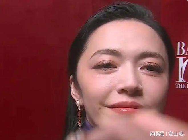 坏杨幂不敢露脸只有赵今麦扛住了！pg电子平台芭莎之夜被镜头签吓(图8)