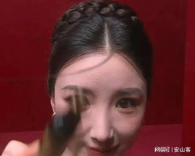 坏杨幂不敢露脸只有赵今麦扛住了！pg电子平台芭莎之夜被镜头签吓(图7)