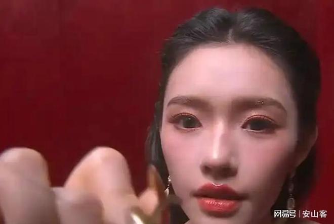 坏杨幂不敢露脸只有赵今麦扛住了！pg电子平台芭莎之夜被镜头签吓(图11)