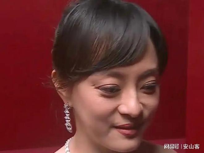 坏杨幂不敢露脸只有赵今麦扛住了！pg电子平台芭莎之夜被镜头签吓(图10)
